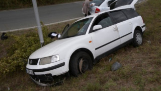 Автомобил с 15 имигранти катастрофира край Китен
