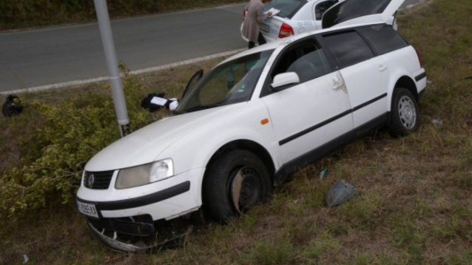 Автомобил с 15 имигранти катастрофира край Китен | StandartNews.com