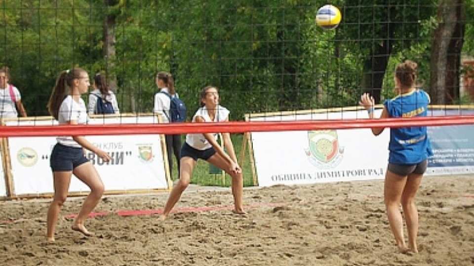 Шоу на пясъка сътвориха волейболистки в Димитровград | StandartNews.com