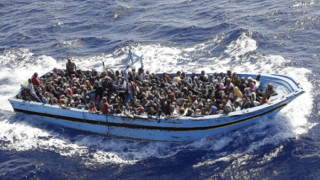 Лодка със 100 имигранти се преобърна, 10 души са загинали