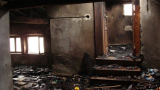 Пожарникари откриха загинал в изгоряла къща