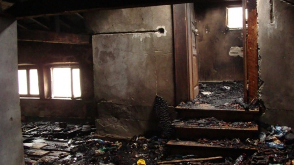 Пожарникари откриха загинал в изгоряла къща | StandartNews.com
