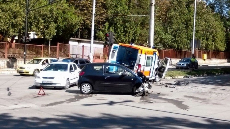Трима загинаха в катастрофа, кола блъсна линейката с ранени | StandartNews.com