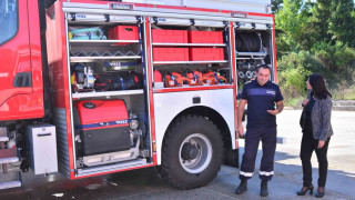 Пожарникари показват как спасяват хора