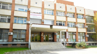 Неправоспособен водач на бус прати моторист в болница
