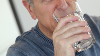 Мъжете с увеличена простата избягват да пият вода