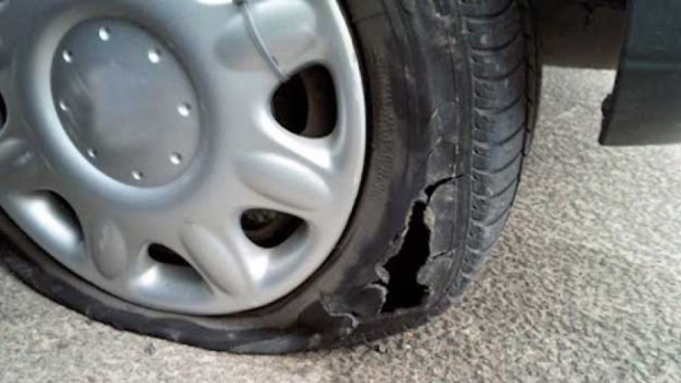 Спукаха гумите на над 30 коли пред блок в Казанлък | StandartNews.com