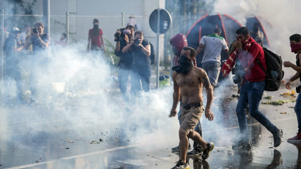 Хаос и бой с бежанци  в Унгария и Хърватия (ОБЗОР) | StandartNews.com