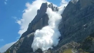 ВИДЕО: Плашеща лавина разтресе швейцарските Алпи 