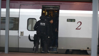 Евакуираха влак в Ротердам, мъж плашил с бомба 