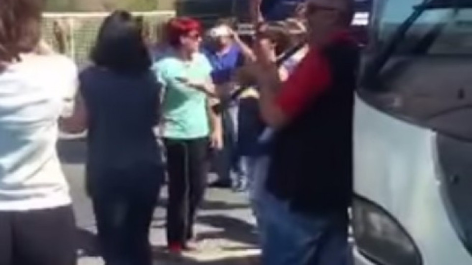 ВИДЕО: Опашка на Калотина заради бежанците, хората си танцуват  | StandartNews.com