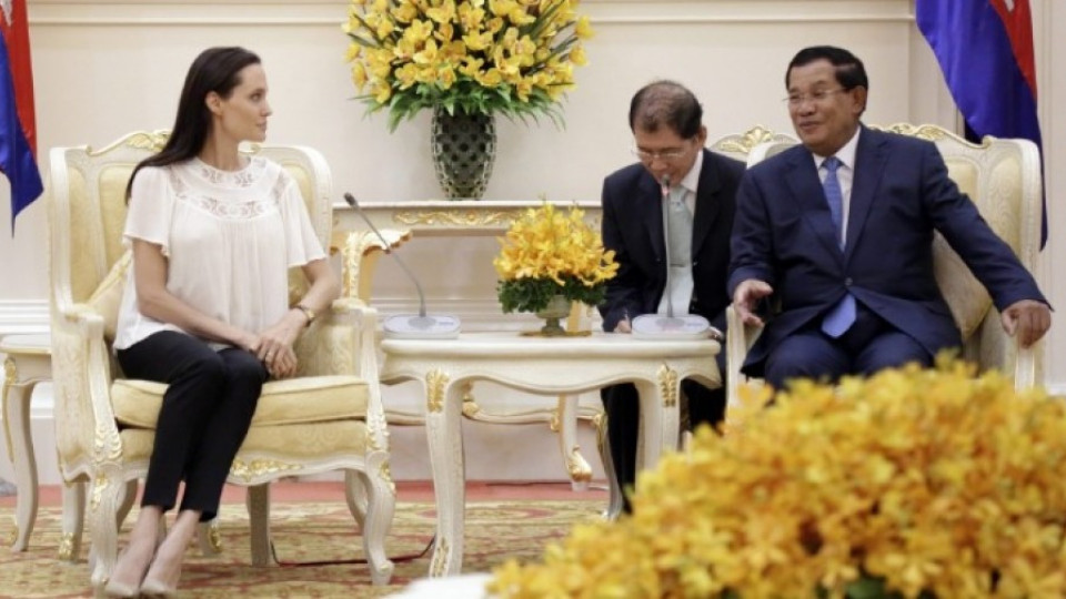 Джоли снима в Камбоджа със сина си | StandartNews.com