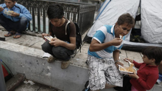 Спират храната за бежанци в Гърция