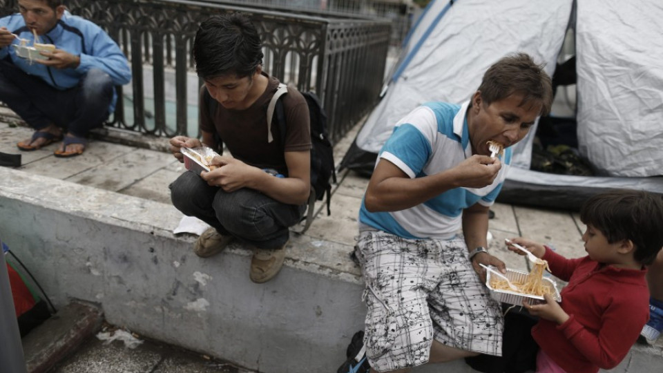 Спират храната за бежанци в Гърция | StandartNews.com