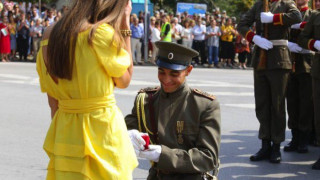 Офицер предложи брак на парада