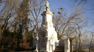 Паметникът на граничаря във Варна блести като нов