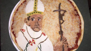 Изобразиха папата на пица