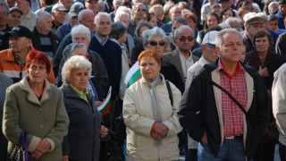 Бонуси за учители и пенсионери