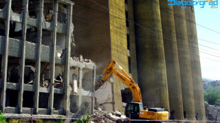 Багерист е затрупан при разрушаването на стара сграда