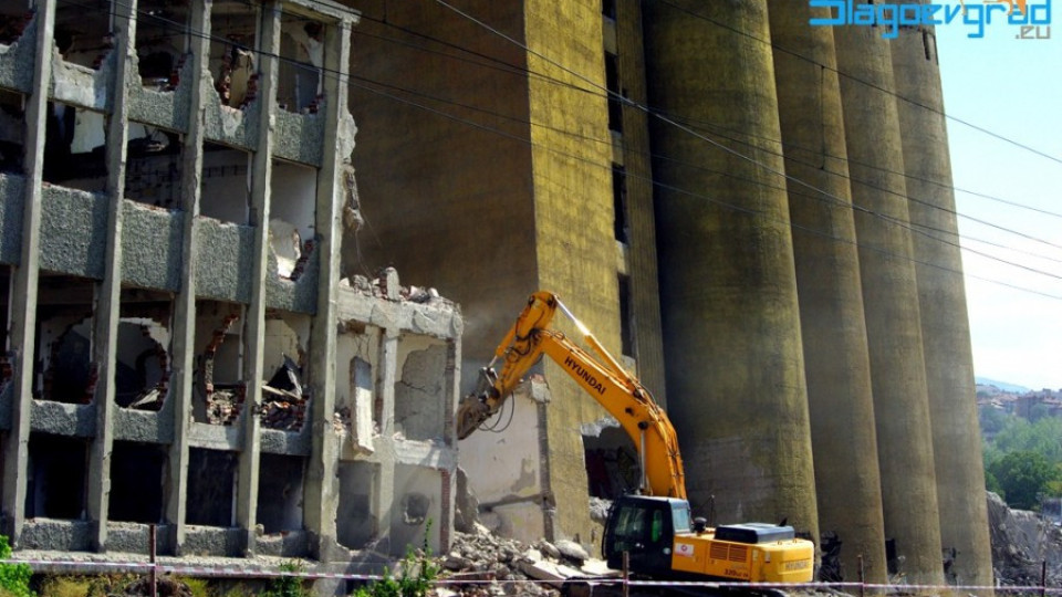 Багерист е затрупан при разрушаването на стара сграда | StandartNews.com