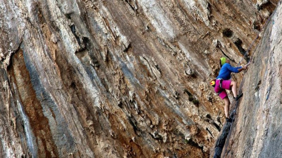 Алпинисти  катерят скали до манастир  | StandartNews.com