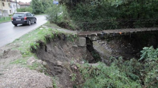 Силен вятър в Бургас, спешно чистят шахтите