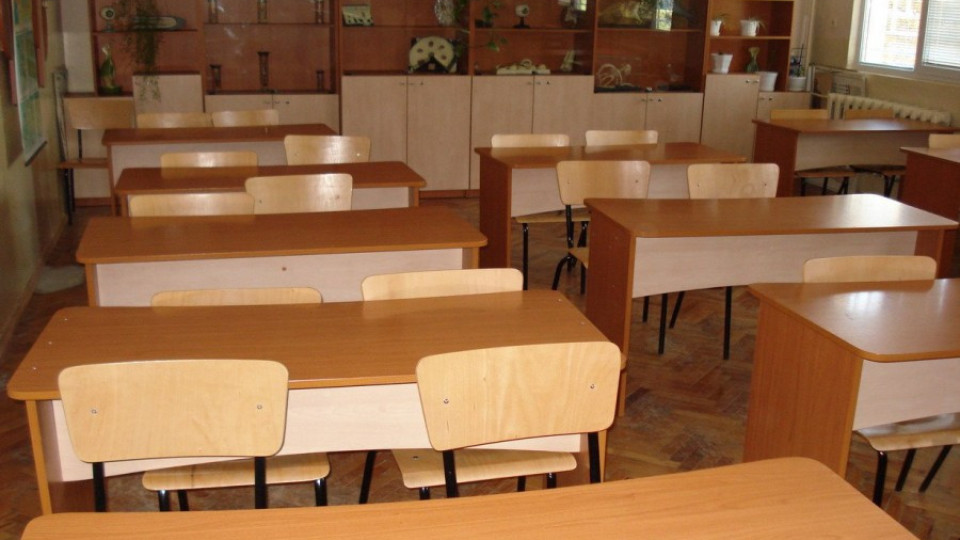 Ромка нокаутира учителка в клас  | StandartNews.com
