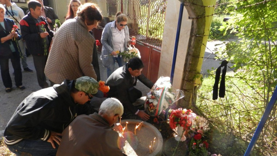 Близки и приятели почетоха загиналите преди година в Горни Лом  | StandartNews.com