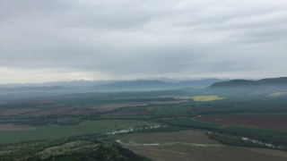 Остава облачно