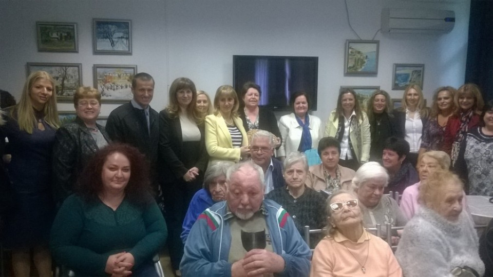 Кандидати на ГЕРБ посетиха дома за възрастни хора „Дълголетие“ | StandartNews.com