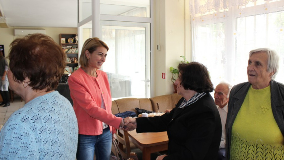 Таня Христова от ГЕРБ се срещна с възрастните хора в Габрово | StandartNews.com