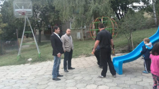 Николай Стоилов дари пързалка за детска площадка в Горна Малина