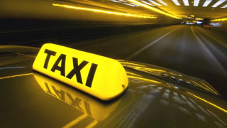 Задължават таксиметровите фирми да наемат шофьори