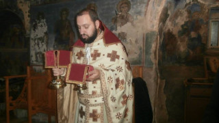 Свещеник учи на молитви във Фейсбук