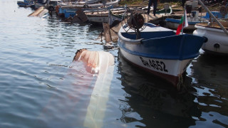 Влекач отнесе рибарско селище във Варна
