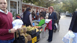 Петя Проданова се срещна с търговци на фермерския пазар в кв. „Чайка"
