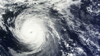 Хиляди се евакуират заради мощен тайфун в Япония