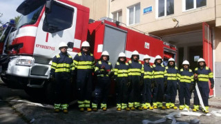 Доброволците от Крумовград получиха защитни пожарникарски облекла 