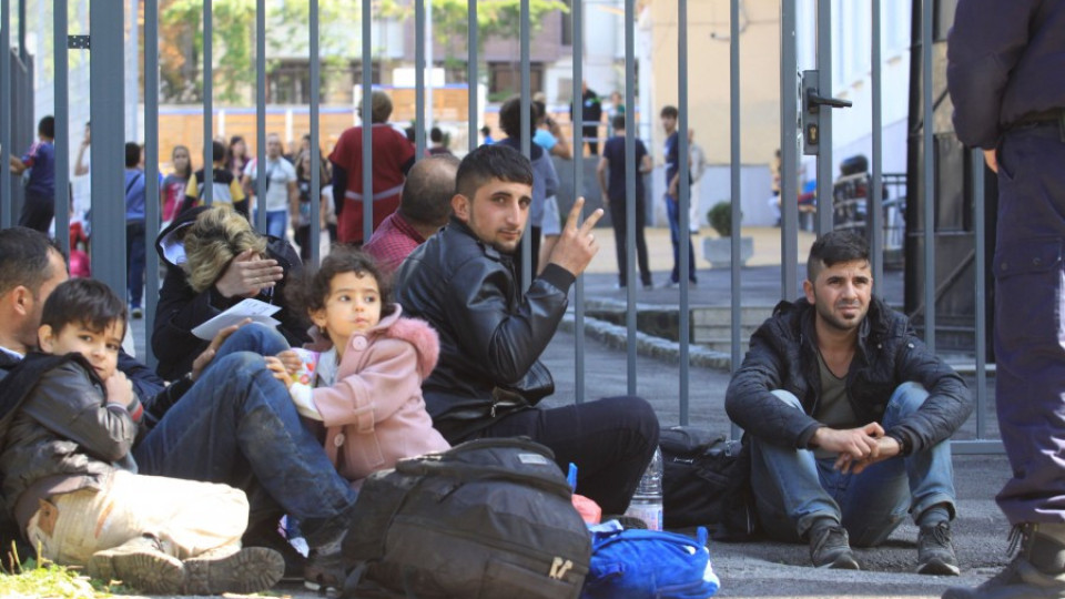 Затягат визите  заради бежанците | StandartNews.com