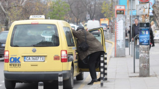 Клиенти арестуваха пиян таксиджия