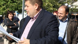 Мосинов съкращава кампанията си заради майка, която издирва децата си