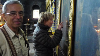 Ема Томпсън пали свещ тайно в Бачковския манастир