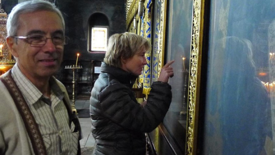 Ема Томпсън пали свещ тайно в Бачковския манастир | StandartNews.com