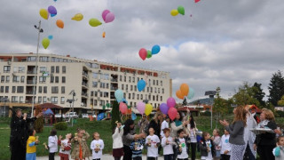Малките кърджалийчета изпратиха послания за мир, щастие и приятелство 