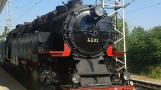 Парен локомотив тръгва от София
