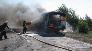 Майка и син с леки изгаряния при опит да гасят пожар