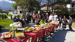 Живеещи на асфалтирана улица почерпиха кандидат за кмет