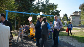 Гуцанов откри обновена детска площадка