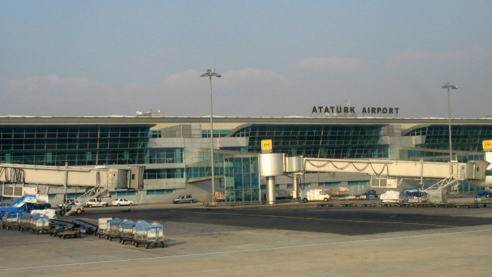 Бивша журналистка на BBC обесена в тоалетните на летище Ататюрк | StandartNews.com