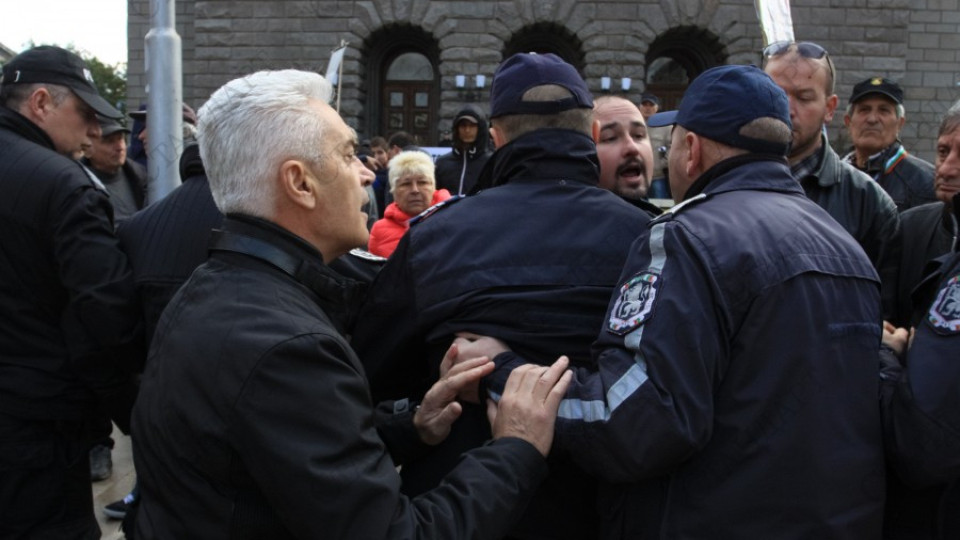 Сблъсък между Волен Сидеров и полиция по време на митинг | StandartNews.com